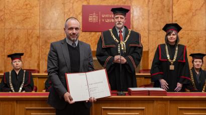 Prof. dr. Vojko Strahovnik ob prejemu naziva redni profesor (foto: Bor Slana, STA)