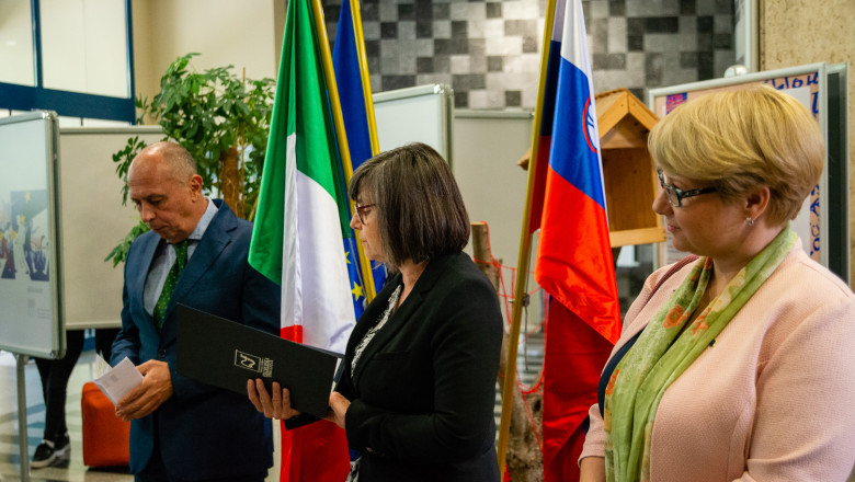 Italijanski veleposlanik v Sloveniji Nj. Eks. Carlo Campanile, dekanja Filozofske fakultete prof. dr. Mojca Schlamberger Brezar in vodja predstavništva Evropske komisije v Sloveniji dr. Jerneja Jug Jerše
