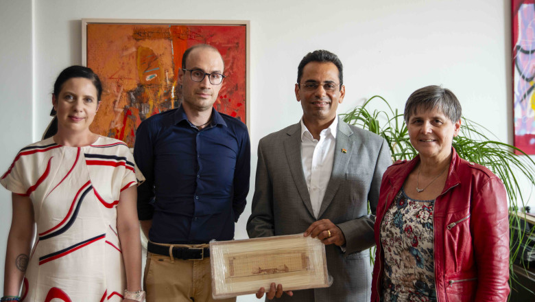 (Z leve proti desni) Doc. dr. Nina Petek, izr. prof. dr. Luka Repanšek, Nj. Eksc. Amit Narang in dekanja Filozofske fakultete prof. dr. Mojca Schlamberger Brezar