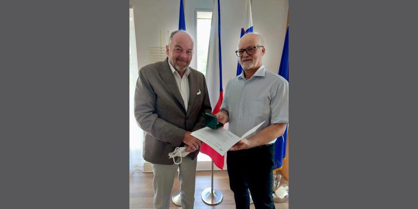 Veleposlanik Republike Češke v Sloveniji Nj. Eksc. dr. Jiří Kudĕla in prof. dr. Darko Ogrin s priznanjem