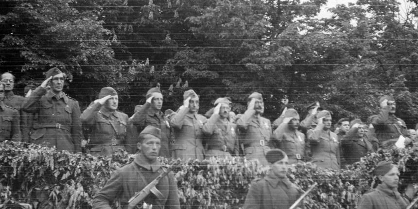 Pozdrav članov prve slovenske vlade na častni tribuni 5.5.1945 v Ajdovščini (Avtor: Edi Šelhaus – https://galerijafotografija.si/2005/05/edi-selhaus-ob-60-letnici-zmage-nad-fasizmom/; licenca: Javna domena; URL: https://commons.wikimedia.org/w/index.php?curid=64614583)