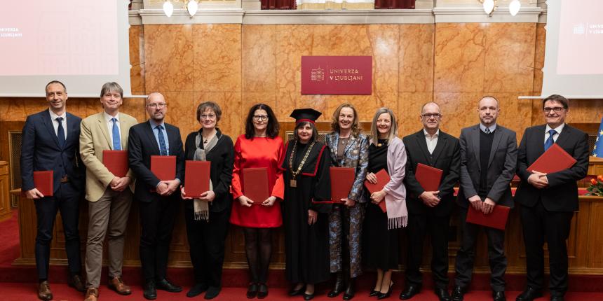 Prejemnice in prejemniki naziva redna profesorica in redni profesor z dekanjo prof. dr. Mojco Schlamberger Brezar (foto: Bor Slana, STA) 