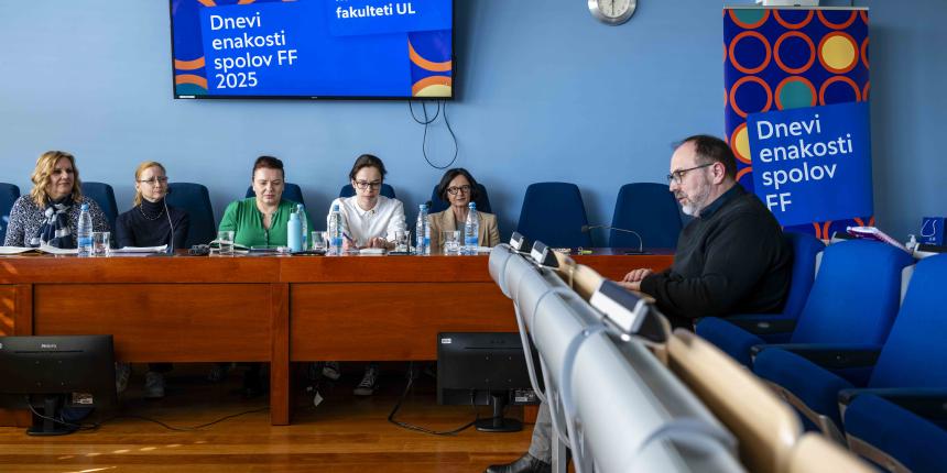 Sodelujoče na odprtju Dnevov enakosti spolov FF 2025 (od leve proti desni: dr. Branka Galić, dr. Isidora Jarić, dr. Biljana Kotevska, dr. Nina Perger in dr. Milica Antić Gaber) ter voditelj okrogle mize dr. Roman Kuhar